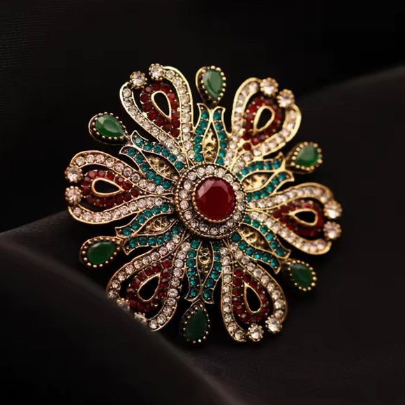 Vintage Baroque Queen Crystal Elegant Brooch - Picture 1 of 13